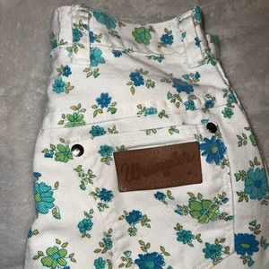 Vintage floral wranglers 💚💙🤍